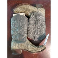 8.5 BOA SNAKE SKIN BOOTS / LIKE NEW / AKA LOT 521