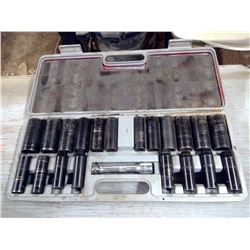 RATCHET AND SOCKET SET
