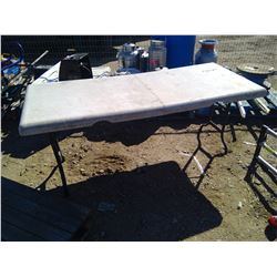 FOLDING TABLE