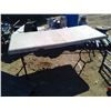 Image 1 : FOLDING TABLE