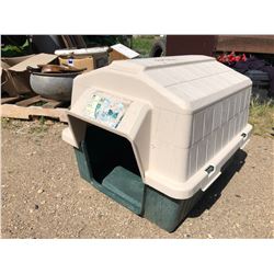 PETMATE PLASTIC DOGHOUSE
