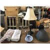 Image 1 : BOX OF 3 TOWELS+2 LAMPS+2 LAMP SHADES+AN OUTDOOR LIGHT