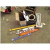 Image 1 : LOT OF LEVELS, HAMMERS, AND CROWBARS
