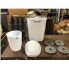 Image 1 : 3 SMALL GARBAGE CANS+ 4 7 1/2LBS WEIGHTS