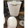 Image 5 : 3 SMALL GARBAGE CANS+ 4 7 1/2LBS WEIGHTS