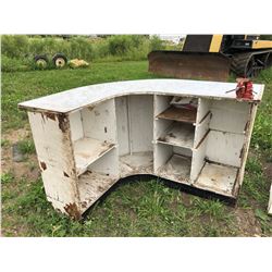 CURVED COUNTER WITH VICE