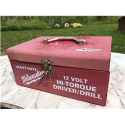 METAL BOX OF ASSORTED SCREWDRIVERS