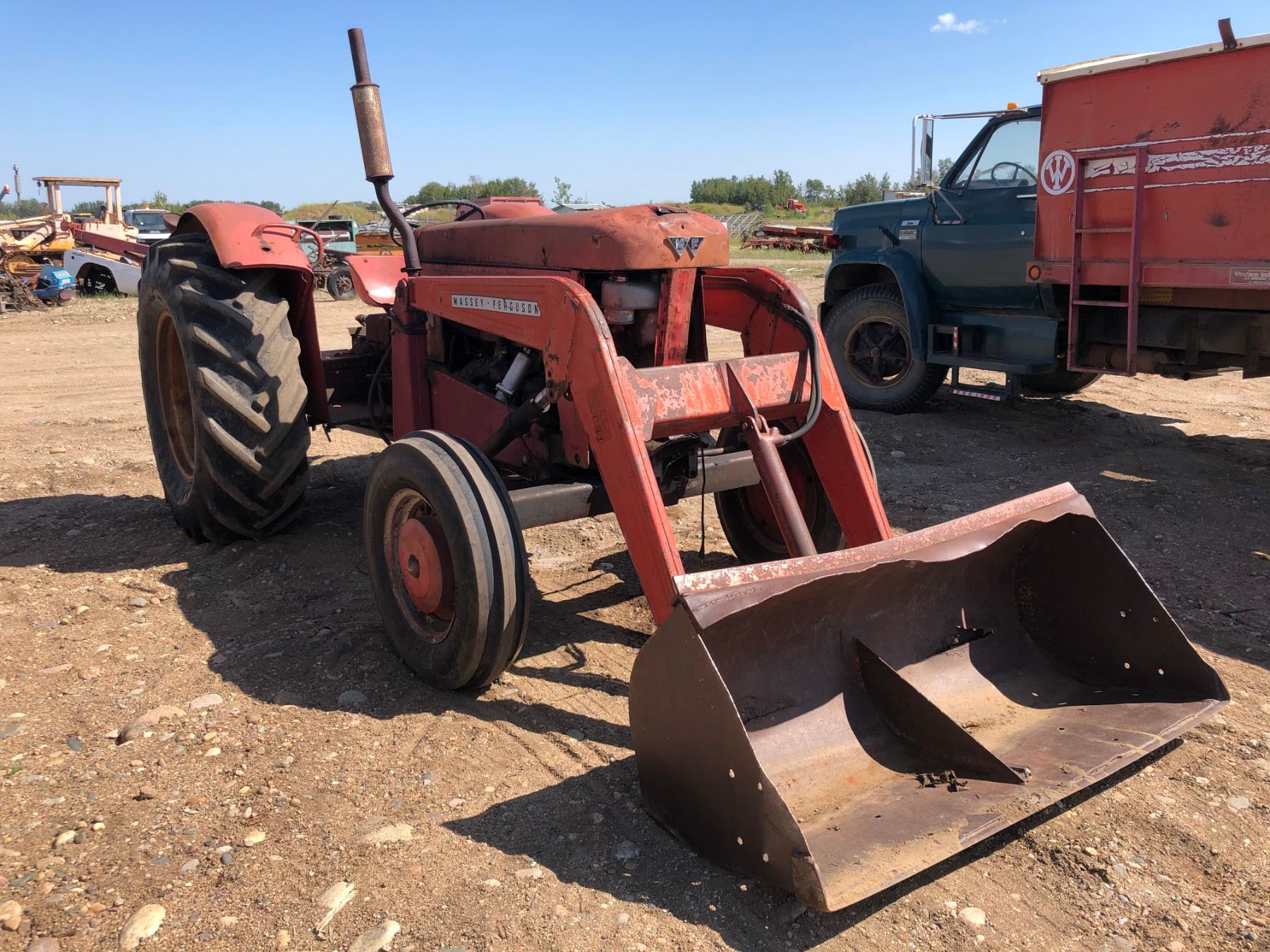 88 MASSEY FERGUSON TRACTOR C/W FRONT END LOADER GAS Schmalz Auctions