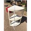 Image 3 : WHITE PLASTIC STAND FOR CORNER