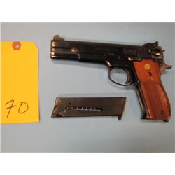 restricted – Smith & Wesson Model 52 - 1 semi automatic 38 Special mid-range two clips