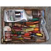 Image 1 : FLAT OF ASSORTED TOOLS INCLUDING SCREWDRIVERS