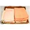 Image 1 : FLAT OF PEACH COLOUR BATH TOWELS AND HAND TOWELS