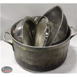 LARGE ALUMINUM STOCK POT W/ LARGE MIXING BOWL,