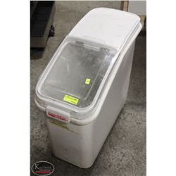 RUBBERMAID ROLLING DRY INGREDIENT BIN W/ LID