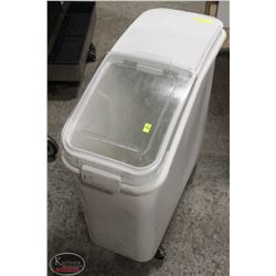 RUBBERMAID ROLLING DRY INGREDIENT BIN W/ LID