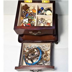 22) FOOTED, CHERRY WOOD VENEER COMPACT