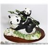 Image 1 : MOMMA + BABY PANDA FIGURE 7.5" TALL