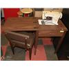 Image 1 : SINGER SEWING MACHINE WITH CABINET INCLUDING CHAIR