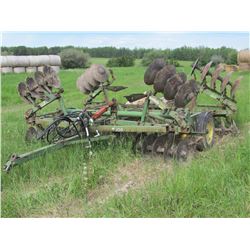 JOHN DEERE 19' TANDEM DISC C/W FLIP UP WINGS