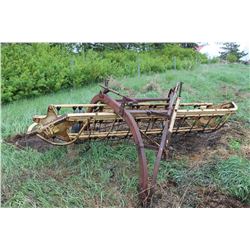 NEW HOLLAND 56 - 5 BAR HAY RAKE