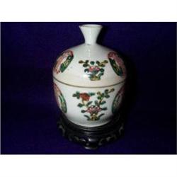 Antique Chinese porcelain lidded container #948122