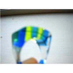 TRULY FAB...60'S LUCITE RING W/GREAT #978028