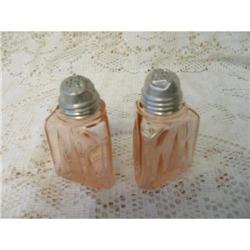 PINK DEPRESSION GLASS SALT & PEPPER SHAKERS #978047
