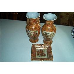 (2) IMARI VASES WITH ASHTRAY #993302