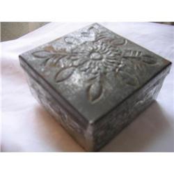 OLD Tin/tole trinket box--primitive #1006564