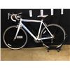 Image 1 : WHITE DEVINCI SLIVERSTONE 24 SPEED ROAD BIKE, LARGE FRAME SIZE, 80 CM STANDOVER HEIGHT