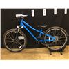 Image 1 : BLUE SPECIALIZED HOT ROCK 8 SPEED FRONT SUSPENSION YOUTH SIZE MOUNTAIN BIKE, 66 CM STANDOVER HEIGHT