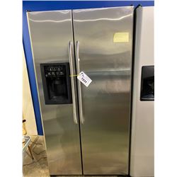 GE REFRIGERATOR/FREEZER SIDE BY SIDE WITH ICE & WATER (STAINLESS STEEL) MODEL #GSS25XSRDSS