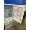 Image 2 : INSIGNIA APARTMENT SIZED REFRIGERATOR WITH BOTTOM DRAWER FREEZER (WHITE) MODEL #NS-RBM92WH9C