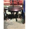 Image 2 : 2 WOODEN END TABLES