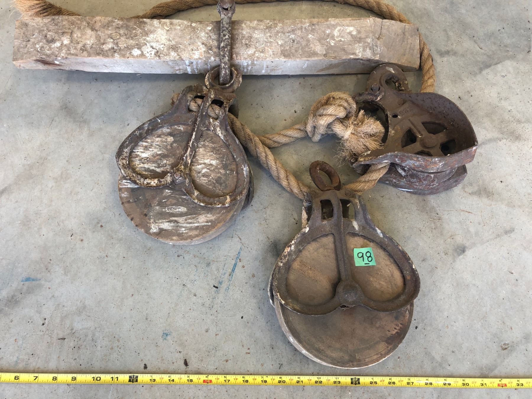 Triple Pully Rig ANTIQUE TRIPLE PULLEY AND MOUNT RIG - Kidd Family Auctions