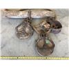 Image 1 : ANTIQUE TRIPLE PULLEY AND MOUNT RIG