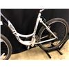 Image 2 : GREY TREK NAVIGATOR 21 SPEED FRONT SUSPENSION HYBRID CRUISER/TRAIL BIKE