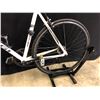 Image 2 : WHITE MICARGI RD7 7 SPEED HYBRID ROAD BIKE, 74 CM STANDOVER HEIGHT