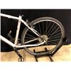 Image 2 : GREY GARNEAU URBANIA 5 21 SPEED HYBRID TRAIL BIKE, 78 CM STANDOVER HEIGHT