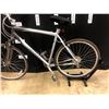 Image 2 : BLUE AND GREY GIANT CYPRESS LX 21 SPEED FRONT SUSPENSION TRAIL BIKE, 23" FRAME SIZE, 87 CM FRAME