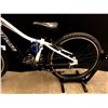 Image 2 : BLACK AND WHITE SPECIALIZED HOTROCK 21 SPEED FRONT SUSPENSION YOUTH SIZE MOUNTAIN BIKE, 63 CM