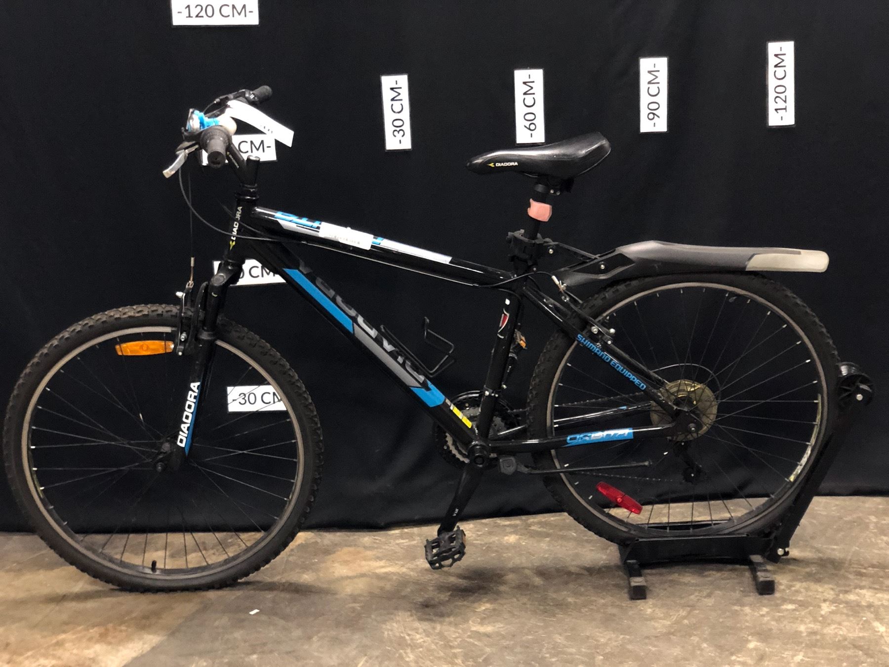 BLACK DIADORA 18 SPEED FRONT SUSPENSION MOUNTAIN BIKE, 16