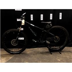 BLACK TREK ROSCOE 7 10 SPEED FRONT SUSPENSION MOUNTAIN BIKE WITH FRONT AND REAR HYDRAULIC DISC