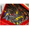 Image 2 : BYNFORD PRO ROLLING WORK BENCH WITH VISE AND 4 DRAWERS, SOLD WITH CONTENTS