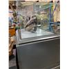 Image 2 : LIFE SIZE ALLOSAURUS SKULL IN GLASS COVERED TRANSPORT DISPLAY CASE