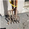 Image 2 : BUNDLE OF PITCHFORKS