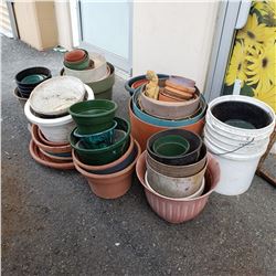 LOT OF VARIOUS SIZED PLANTERS