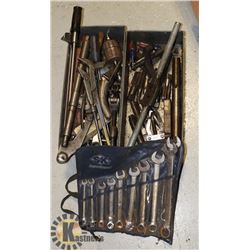 LOT OF 2 TIN OF TRAPS OF TOOLS