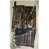 Image 1 : LOT OF 2 TIN OF TRAPS OF TOOLS
