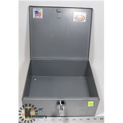 VINTAGE METAL LOCKBOX WITH KEY